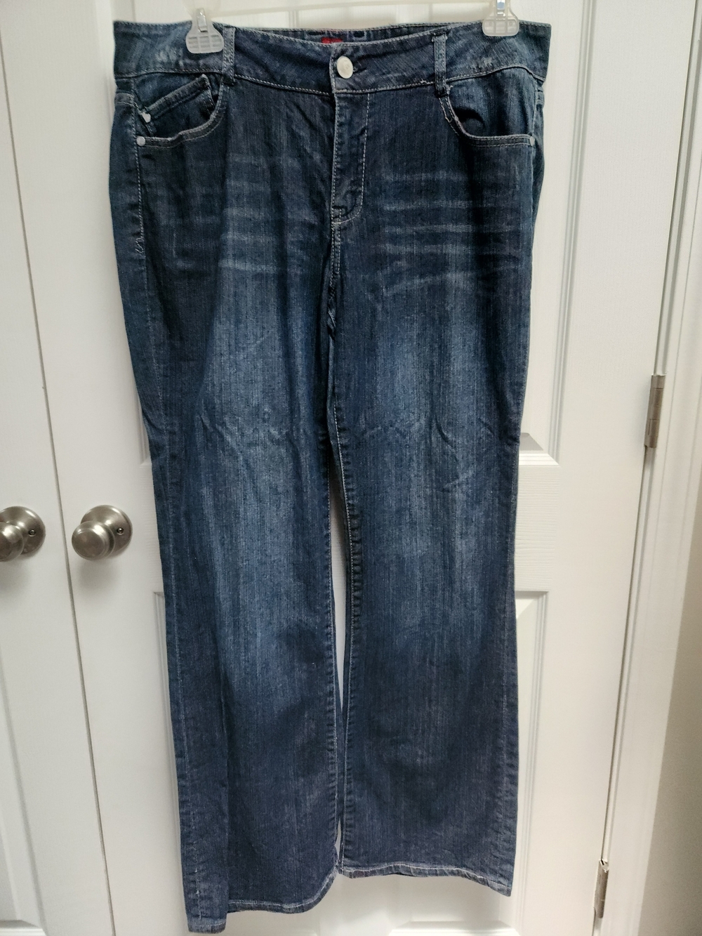 Women’s Straight Leg Jeans in Dark Blue Wash